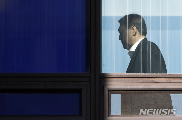 [서울=뉴시스] 최동준 기자 = 윤석열 검찰총장이 지난 1월20일 서울 서초구 대검찰청에서 점심식사를 위해 이동하고 있다. 2020.01.20. photocdj@newsis.com