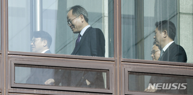 [서울=뉴시스] 최동준 기자 = 김관정(왼쪽부터) 대검찰청 형사부장, 이주형 과학수사부장, 심재철 반부패 강력부장, 노정환 공판송무부장이 20일 서울 서초구 대검찰청에서 점심 식사를 위해 이동하고 있다. 2020.01.20.  photocdj@newsis.com