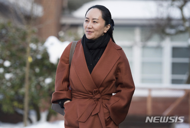 [밴쿠버=AP/뉴시스]멍완저우 화웨이 부회장이 지난 1월17일(현지시간) 캐나다 밴쿠버에서 브리티시컬럼비아 법원에 출두하기 위해 자택을 나서는 모습. 2020.05.22.