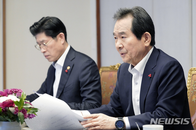 [서울=뉴시스]정세균 국무총리가 20일 오후 청와대 상춘재에서 문재인 대통령과 첫 주례회동을 하고 있다.(사진=청와대 제공) 2020.01.20.&nbsp; photo@newsis.com 