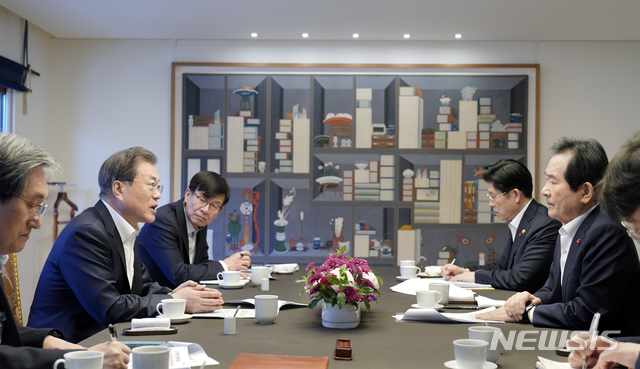 [서울=뉴시스]문재인 대통령이 20일 오후 청와대 상춘재에서 정세균 국무총리와 첫 주례회동을 하고 있다.(사진=청와대 제공) 2020.01.20.&nbsp; photo@newsis.com