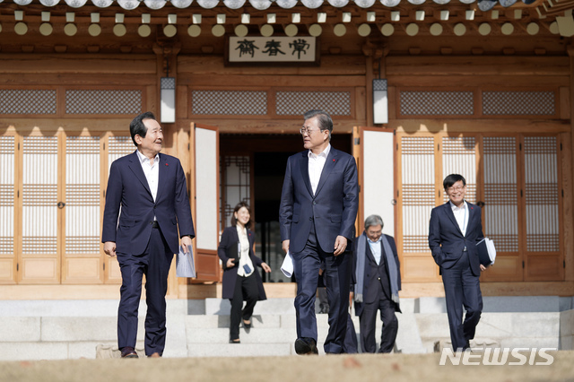 [서울=뉴시스]문재인 대통령(오른쪽)과 정세균 국무총리가 지난 1월20일 오후 청와대에서 열린 첫 주례회동을 마친 뒤 상춘재를 나서고 있다.(사진=청와대 제공) 2020.01.20. photo@newsis.com