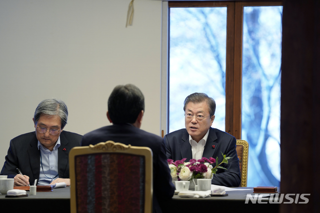 [서울=뉴시스]문재인 대통령이 20일 오후 청와대 상춘재에서 정세균 국무총리와 첫 주례회동을 하고 있다.(사진=청와대 제공) 2020.01.20.  photo@newsis.com