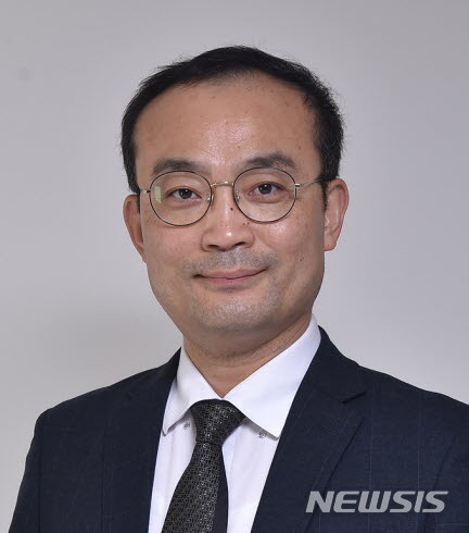 [서울=뉴시스]문재인 대통령은 20일 청와대 사회적경제비서관에 김기태 한국협동조합연구소 소장를 임명했다.(사진=청와대 제공) 2020.01.20. photo@newsis.com