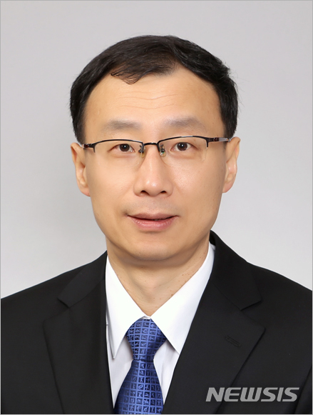 [서울=뉴시스]문재인 대통령은 20일 청와대 재정기획관에 조영철 고려대 경제학과 초빙교수를 임명했다.(사진=청와대 제공) 2020.01.20. photo@newsis.com