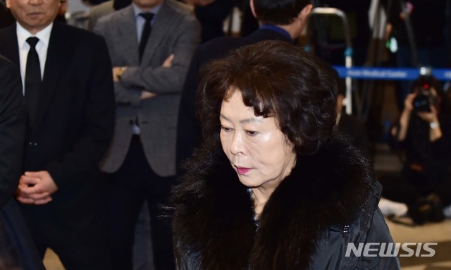 [서울=뉴시스]전신 기자 = 고 신격호 명예회장 장녀 신영자 롯데장학재단 이사장이 20일 서울 송파구 올림픽로 서울아산병원에 마련된 빈소에 들어서고 있다. 2020.01.20.&nbsp; photo@newsis.com