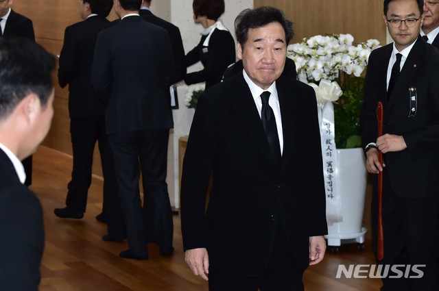 [서울=뉴시스]전신 기자 = 이낙연 전 국무총리가 20일 서울 송파구 올림픽로 서울아산병원에 마련된 신격호 롯데그룹 명예회장의 빈소 조문을 마치고 나서고 있다. 2020.01.20.&nbsp; photo@newsis.com