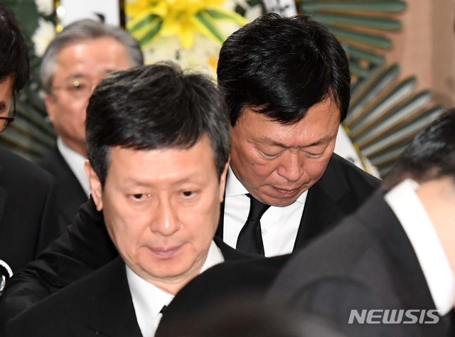 [서울=뉴시스]전신 기자 = 신동빈 롯데그룹 회장과 신동주 SDJ코퍼레이션 회장이 20일 서울 송파구 아산병원 장례식장에 마련된 고 신격호 롯데그룹 명예회장의 빈소에서 입관식을 위해 이동하고 있다. 2020.01.20.&nbsp; photo@newsis.com