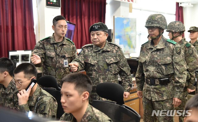 [서울=뉴시스]박한기 합참의장이 20일 최전방 해안통합감시기지를 방문해 군사대비태세를 점검하고 있다. (사진=합참 제공) 2020.01.20. photo@newsis.com