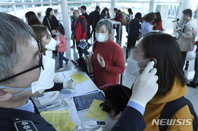 [인천공항=뉴시스] 고범준 기자 = 국내에서 중국 '우한 폐렴' 확진자가 발생한 가운데 지난 20일 오후 인천국제공항 제2여객터미널 입국장에서 중국 우한에서 출발해 인천공항에 도착한 승객들을 검역원들이 발열 검사를 하고 있다. 2020.01.20. photo@newsis.com