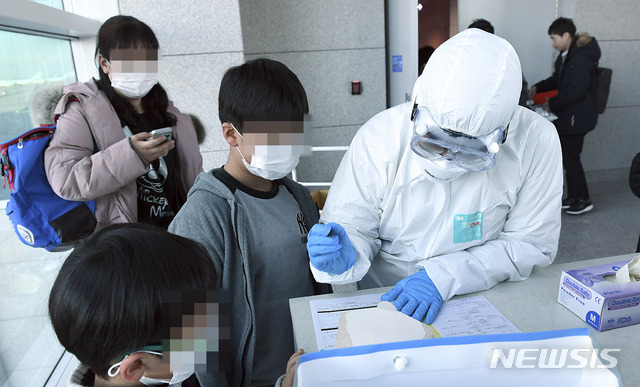 [인천공항=뉴시스] 고범준 기자 = 국내에서 중국 '우한 폐렴' 확진자가 발생한 가운데 20일 오후 인천국제공항 제2여객터미널 입국장에서 중국 우한에서 출발해 인천공항에 도착한 승객들을 검역원들이 발열 검사를 하고 있다. 2020.01.20.  bjko@newsis.com