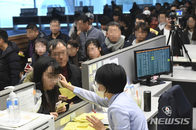 [인천공항=뉴시스] 고범준 기자 = 국내에서 코로나19 확진자가 처음 나온 지난 1월20일 오후 인천국제공항 제2여객터미널 입국장에서 해외에서 들어오는 입국자들이 열감지카메라가 설치된 검색대를 통과하고 있다. 2021.01.16. photo@newsis.com