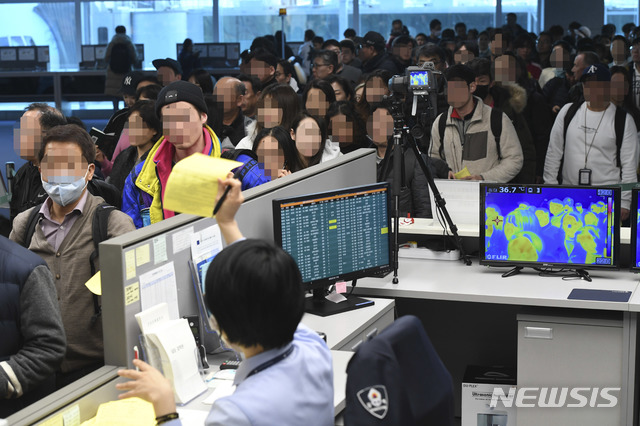 [인천공항=뉴시스] 고범준 기자 = 국내에서 중국 '우한 폐렴' 확진자가 발생한 가운데 지난 20일 오후 인천국제공항 제2여객터미널 입국장에서 해외에서 들어오는 입국자들이 열감지카메라가 설치된 검색대를 통과하고 있다. 2020.01.20. photo@newsis.com