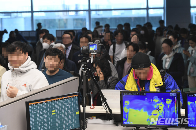 [인천공항=뉴시스] 고범준 기자 = 국내에서 중국 '우한 폐렴' 확진자가 발생한 가운데 20일 오후 인천국제공항 제2여객터미널 입국장에서 해외에서 들어오는 입국자들이 열감지카메라가 설치된 검색대를 통과하고 있다. 2020.01.20. photo@newsis.com