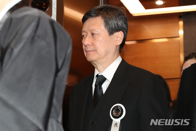 [서울=뉴시스]박주성 기자 = 신동주 SDJ코퍼레이션 회장이 지난 1월 서울 송파구 서울아산병원 장례식장에 마련된 고 신격호 롯데그룹 명예회장 빈소에서 입관식을 마친 후 이동하고 있다. 2020.01.20. photo@newsis.com