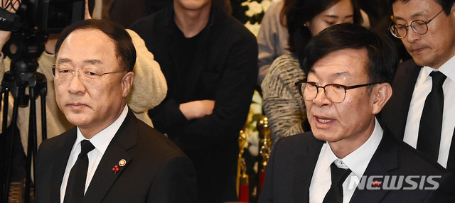 [서울=뉴시스]박주성 기자 = 경제부총리 겸 기획재정부 장관과 김상조 청와대 정책실장이 지난 20일 서울 송파구 서울아산병원 장례식장에 마련된 故 신격호 롯데그룹 명예회장 빈소에 들어서고 있다. 2020.01.22. photo@newsis.com