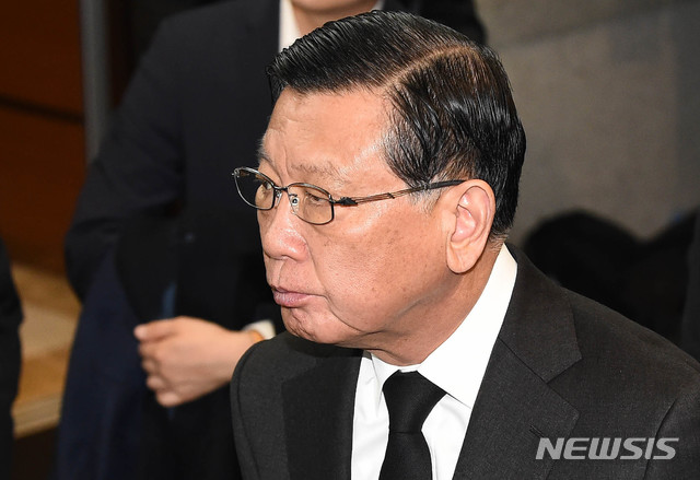 [서울=뉴시스] 박삼구 전 금호아시아나그룹 회장이 지난 1월20일 서울 송파구 서울아산병원 장례식장에 마련된 고(故) 신격호 롯데그룹 명예회장 빈소에 들어서고 있다. (사진=뉴시스 DB). photo@newsis.com