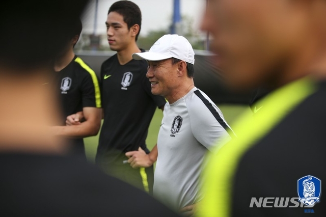 [방콕=뉴시스]김학범 감독이 20일 태국 방콕의 알파인 풋볼 캠프 훈련장에서 선수들에게 지시하며 활짝 웃고 있다. (사진 = 대한축구협회 제공) 