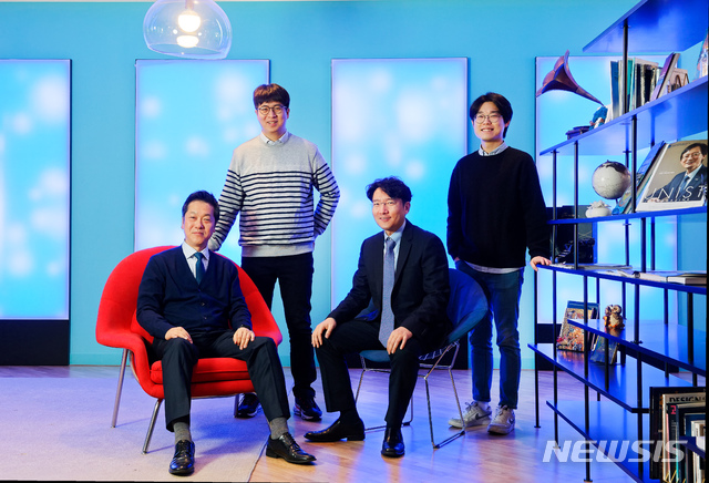 [울산=뉴시스] 울산과학기술원(UNIST·유니스트)는 에너지 및 화학공학부의 주상훈 · 곽상규 교수팀이 염소 생산에 주로 쓰는 전기화학적 방법에 쓸 새로운 촉매를 개발했다고 21일 밝혔다. (사진 왼쪽부터 곽상규 교수, 정관영 박사, 주상훈 교수, 임태정 연구원) 2020.01.21. (사진=유니스트 제공)photo@newsis.com