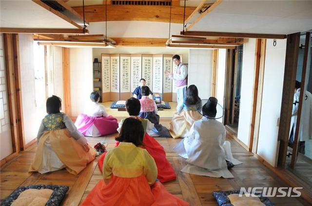 [서울=뉴시스] 주도쿄한국문화원 세배 체험.(사진=문화체육관광부 제공) 2020.1.21 photo@newsis.com