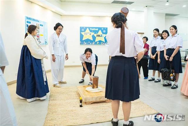 [서울=뉴시스] 주태국한국문화원 떡메치기 체험.(사진=문화체육관광부 제공) 2020.1.21 photo@newsis.com