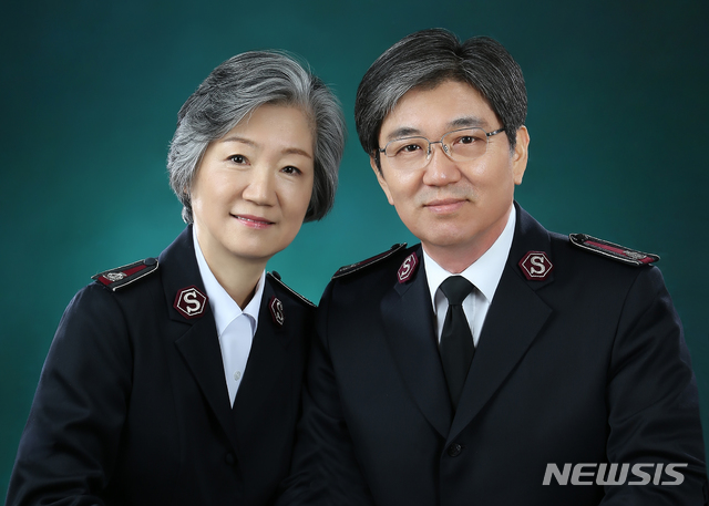 [서울=뉴시스] 제26대 장만희 구세군 한국군국 신임 사령관(오른쪽)과 그의 부인인 장스테파니 여성사역 신임 총재 (사진=구세군 한국군국 제공) 2020.01.21 photo@newsis.com 
