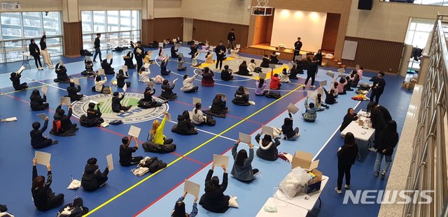 [울진=뉴시스] 강진구 기자 = 한국수력원자력(주) 한울원자력본부(본부장 이종호)는 ‘2020 아인슈타인클래스’가 지난 20일부터 21일까지 열린 ‘아인슈타인 탐방’(사진)을 끝으로 성공리에 마무리됐다고 밝혔다.(사진=한울원자력본부 제공) 2020.01.21. photo@newsis.com