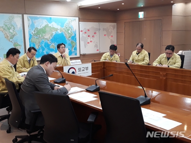 [서울=뉴시스] 외교부는 21일 오후 이상진 재외동포영사실장 주재로 모든 중국지역 공관과 화상회의를 열고, 질병관리본부의 중국 신종 코로나바이러스 감염증 해외 유입 확진환자 확인과 관련해 중국지역 체류 우리 국민의 안전 대책을 점검했다. (사진/외교부 제공)  photo@newsis.com