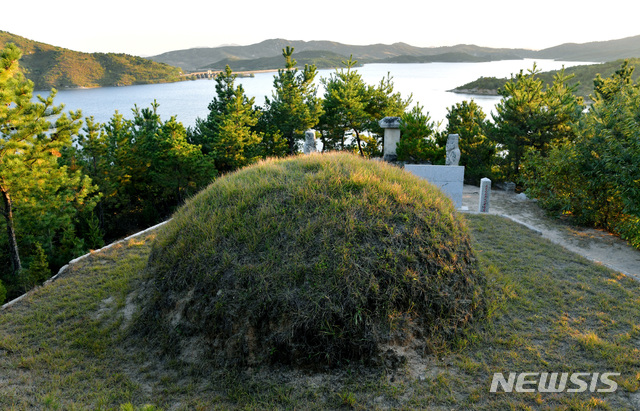 [서울=뉴시스] 조선시대 명기(名妓) 황진이가 사모했다는 유학자 화담((花潭) 서경덕(徐敬德, 1489년~ 1546년)의 묘. 고려 2대 혜종의 순릉과 송도저수지를 사이에 두고 동쪽에 위치해 있다. (사진=평화경제연구소 제공) 2020.01.25. photo@newsis.com