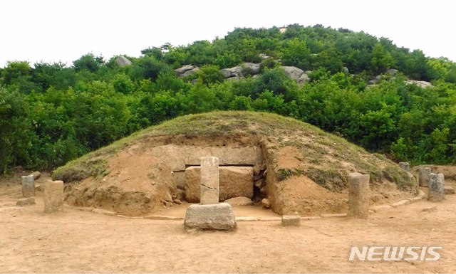 [서울=뉴시스] 2019년 북한이 발굴을 끝내고 공개한 고려 2대 혜종 순릉(順陵)의 봉분 정면 모습. 그 동안 땅 속에 묻혀 있던 고종시대에 세운 비석을 찾아내 다시 세워놓았다. (사진=평화경제연구소 제공) 2020.01.25.photo@newsis.com