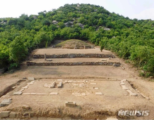 [서울=뉴시스] 2019년 북한이 발굴을 끝내고 공개한 고려 2대 혜종의 무덤 순릉(順陵) 전경. 3단으로 구성된 전형적인 고려왕릉의 배치구조가 확인된다. (사진=평화경제연구소 제공) 2020.01.25.photo@newsis.com