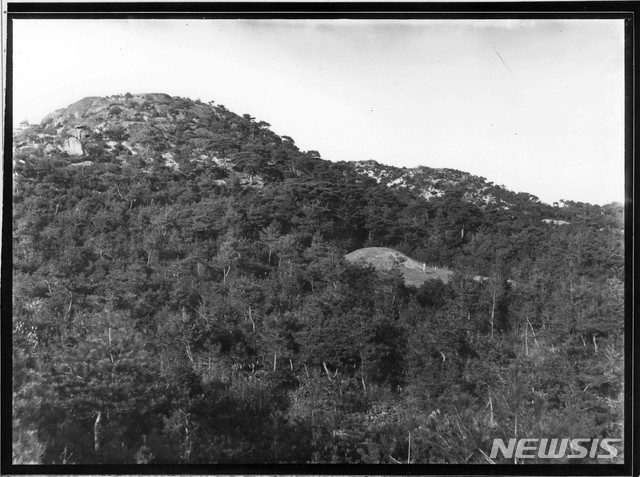 [서울=뉴시스] 1910년대 일제가 촬영한 화곡릉의 모습. 이 능은 무덤의 주인이 누구인지 정확히 밝혀지지 않았기 때문에 이곳의 옛 지명인 화곡이라는 이름을 붙여 ‘화곡릉’으로 불려왔다. 이때까지만 해도 고종 때 세운 비석이 훼손되지 않고 정면에 서 있다. (사진=국립중앙박물관 제공) 2020.01.25.photo@newsis.com