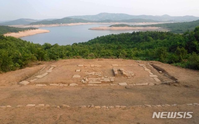 [서울=뉴시스] 혜종의 순릉(順陵)에서 바라다 본 제당(정자각)터와 송도저수지. 멀리 송악산 줄기가 보인다. 북한은 2019년 개성시 용흥동에 있는 ‘화곡릉’을 발굴한 후 이 무덤이 고려 2대 혜종의 순릉이라고 확정했다. (사진=평화경제연구소 제공) 2020.01.25.photo@newsis.com