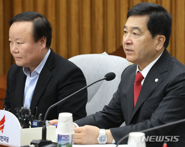 [서울=뉴시스]김명원 기자 = 심재철 자유한국당 원내대표가 21일 오전 서울 여의도 국회 제3회의장에서 열린 원내대책회의에 참석해 현안 관련 발언을 하고 있다.&nbsp; 2020.01.21. kmx1105@newsis.com