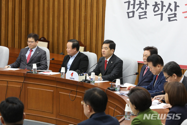 [서울=뉴시스]김명원 기자 = 심재철 자유한국당 원내대표가 21일 오전 서울 여의도 국회 제3회의장에서 열린 원내대책회의에 참석해 현안 관련 발언을 하고 있다.&nbsp; 2020.01.21. kmx1105@newsis.com