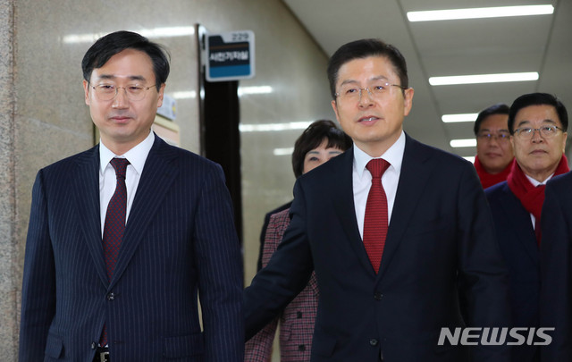 [서울=뉴시스] 장세영 기자 = 자유한국당 황교안(왼쪽 두번째) 대표 등 당 지도부가 21일 서울 여의도 국회에서 자유한국당 영입인사 신범철(왼쪽) 아산정책연구원 안보통일센터장과 함께 환영식에 참석하고 있다. 2020.01.21.&nbsp; photothink@newsis.com