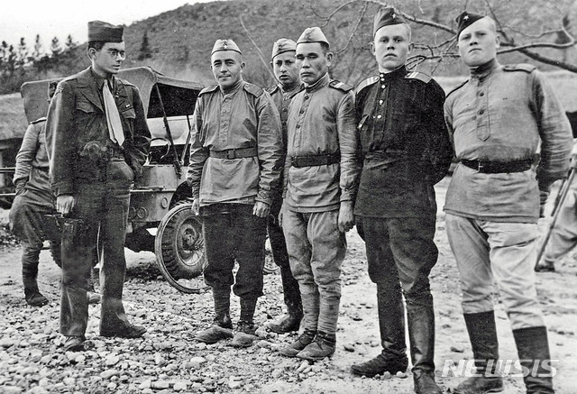 [서울=뉴시스] 1945년 9월 말 돈 오브라이언(Don O' Brien, 왼쪽)이 38선 인근에서 소련군을 만나 기념촬영을 하고 있다. 미군 소속 사진가 돈 오브라이언은 1945년 해방 직후 한국에 도착해서 다음해 1월 떠날 때까지 해방 직후의 한국 모습을 기록했다. (사진=돈 오브라이언 flickr) 2020.01.26. photo@newsis.com