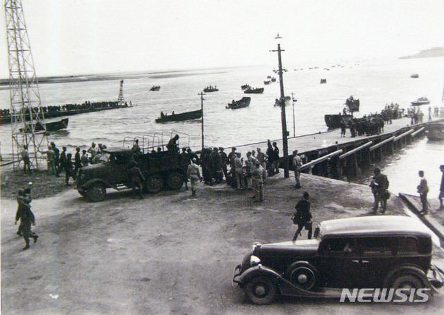 [서울=뉴시스] 1945년 9월 8일 미군 제24군단 소속 제7사단 17보병연대가 인천항을 통해 상륙하고 있다. (사진=미국 국립문서기록청) 2020.01.26. photo@newsis.com