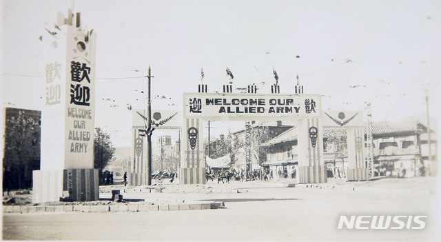 [서울=뉴시스] 1945년 10월 20일 서울에서 열린 '미군환영대회'를 위해 세운 각종 광고판 주변으로 우마차와 인력거 등이 지나고 있다. 이 사진은 뉴시스 '광복 75주년' 연재를 위해 단독 입수하여 최초 공개하는 사진으로 미군 병사가 1945년 10월경에 찍은 사진 중의 하나다. 2020.01.26. photo@newsis.com
