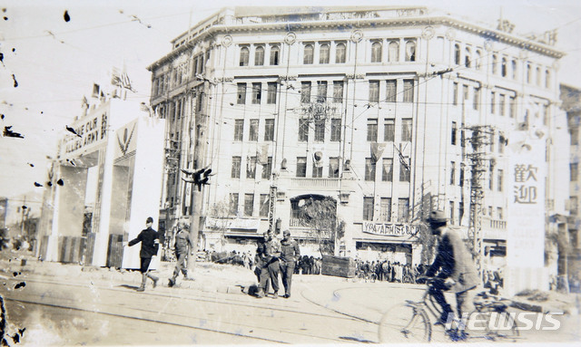 [서울=뉴시스] 서울에 진주한 미군 병사들과 일본으로 떠나지 못한 일본군이 종로 화신백화점에 보이고 있다. 이 사진은 뉴시스 '광복 75주년' 연재를 위해 단독 입수하여 최초 공개하는 사진으로 미군 병사가 1945년 10월경에 찍은 사진 중의 하나다. 2020.01.26. photo@newsis.com