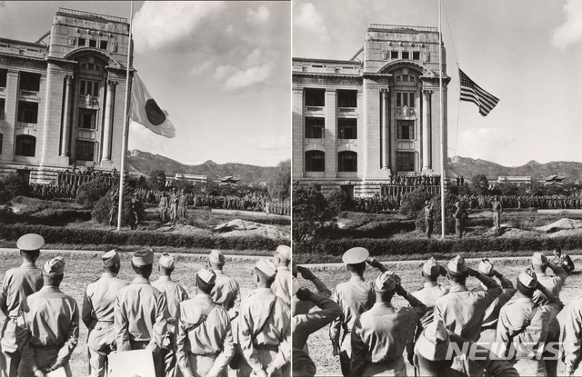 [서울=뉴시스] 미군이 1945년 9월 9일 오후 조선총독부가 자리 잡고 있던 중앙청에서 일장기를 내리고(왼쪽), 성조기를 게양하고 있다. (사진=미국 국립문서기록청) 2020.01.26. photo@newsis.com
