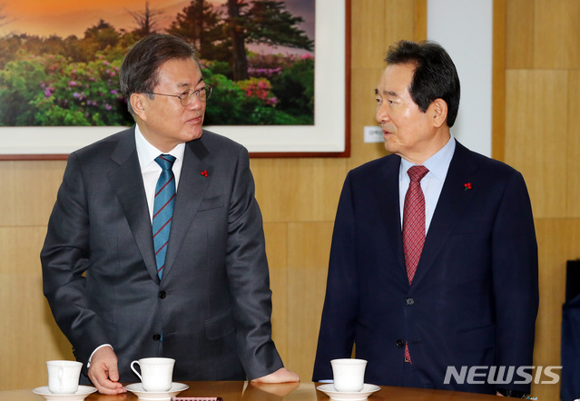[세종=뉴시스]배훈식 기자 = 문재인 대통령이 21일 세종시 정부세종청사에서 열린 국무회의 전 정세균 국무총리와 차담을 하고 있다. 2020.01.21. dahora83@newsis.com