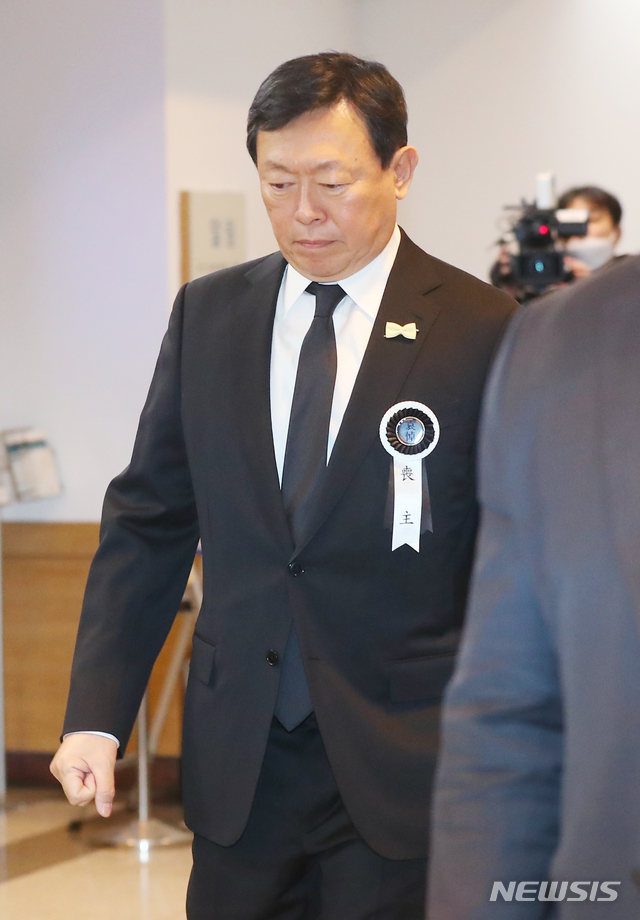 [서울=뉴시스]전신 기자 = 신동빈 롯데그룹 회장이 21일 서울 송파구 서울아산병원 장례식장에 마련된 고 신격호 롯데그룹 명예회장의 빈소로 들어서고 있다. 2020.01.21. photo1006@newsis.com