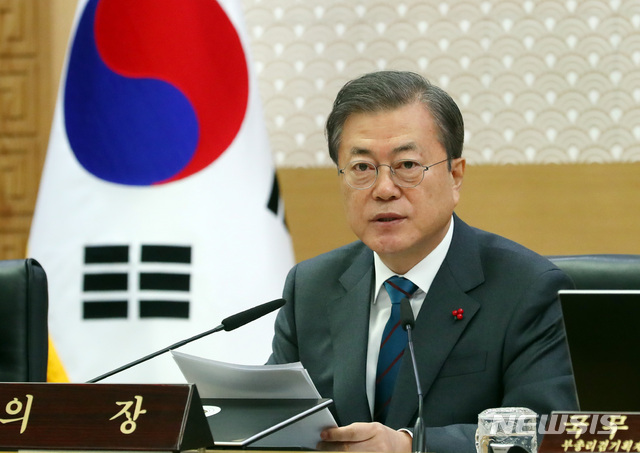 [세종=뉴시스]배훈식 기자 = 문재인 대통령이 21일 세종시 정부세종청사에서 열린 국무회의에 참석해 발언하고 있다. 2020.01.21.&nbsp; dahora83@newsis.com