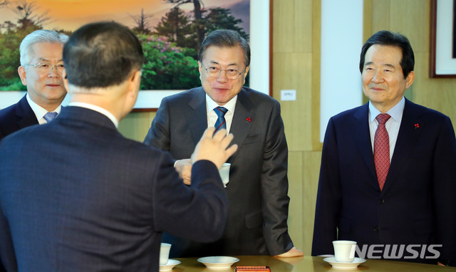 [세종=뉴시스]배훈식 기자 = 문재인 대통령이 21일 세종시 정부세종청사에서 열린 국무회의 전 정세균 국무총리 등 국무위원들과 차담을 하고 있다. 2020.01.21. dahora83@newsis.com