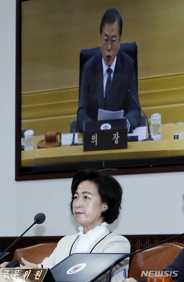 [서울=뉴시스] 최동준 기자 = 추미애 법무부 장관을 비롯한 국무위원들이 21일 서울 세종로 정부서울청사에서 열린 국무회의에 참석해 문재인 대통령의 검경 수사권 조정안에 대한 발언 영상을 바라보고 있다. 2020.01.21. photocdj@newsis.com