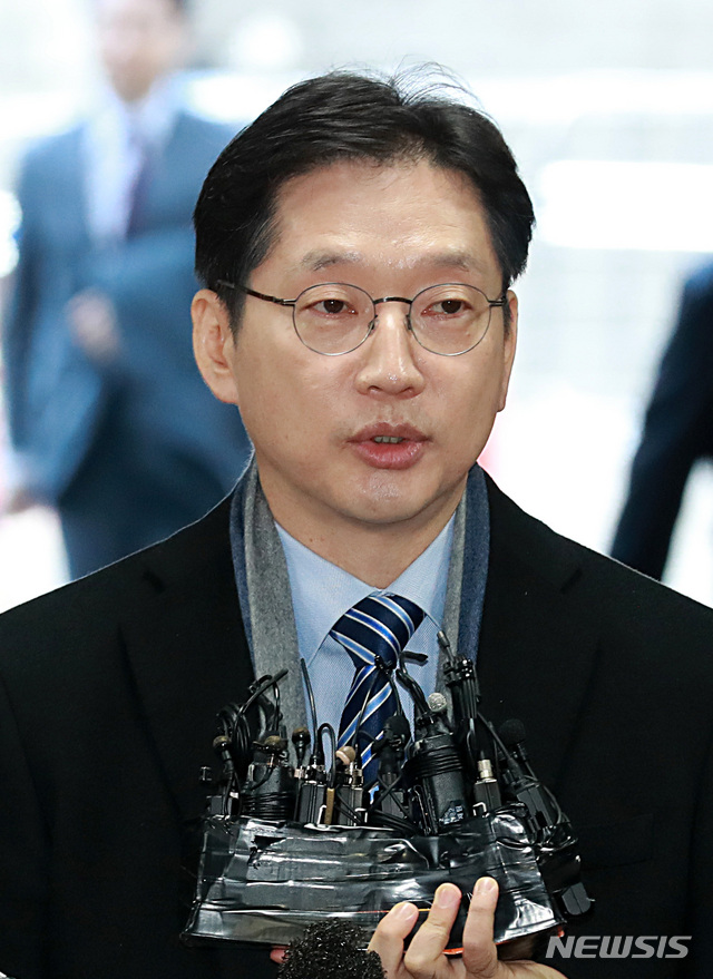 [서울=뉴시스] 이영환 기자 = 드루킹 댓글조작 사건 혐의를 받고 있는 김경수 경남도지사가 21일 오전 서울 서초구 서울고등법원에서 열린 항소심 14차 공판에 출석하며 취재진의 질문에 답하고 있다. 2020.01.21.   20hwan@newsis.com