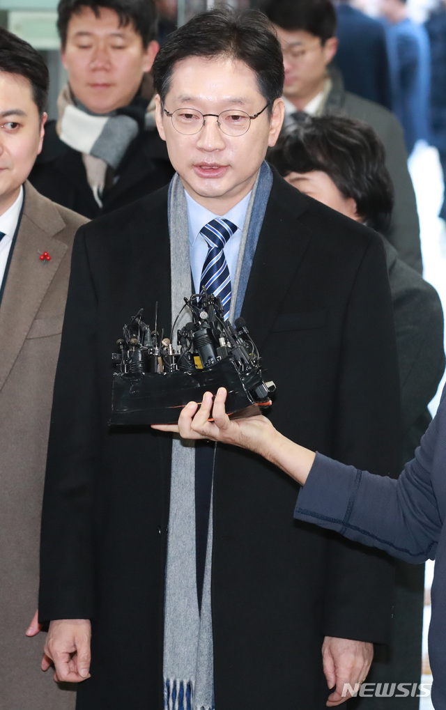 [서울=뉴시스] 이영환 기자 = 드루킹 댓글조작 사건 혐의를 받고 있는 김경수 경남도지사가 21일 오전 서울 서초구 서울고등법원에서 열린 항소심 14차 공판에 출석하며 취재진의 질문에 답하고 있다. 2020.01.21. 20hwan@newsis.com