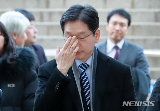 [서울=뉴시스] 이영환 기자 = 드루킹 댓글조작 사건 혐의를 받고 있는 김경수 경남도지사가 21일 오전 서울 서초구 서울고등법원에서 열린 항소심 14차 공판에 출석하고 있다. 2020.01.21.&nbsp;&nbsp; 20hwan@newsis.com