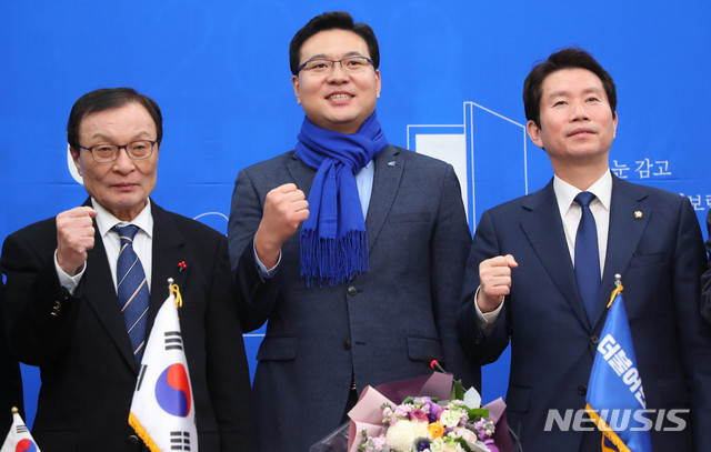 [서울=뉴시스] 장세영 기자 = 민주당 영입인재 11호 방위산업전문가 최기일(가운데) 건국대학교 산업대학원 겸임교수 21일 서울 여의도 국회에서 열린 더불어민주당 인재영입 발표회에 참석해 더불어민주당 이해찬(왼쪽) 대표를 비롯한 참석자들과 기념촬영을 하고 있다. 2020.01.21. photothink@newsis.com